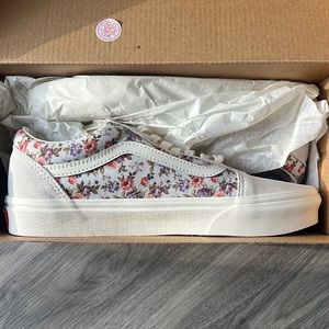 Women’s Vans brand new